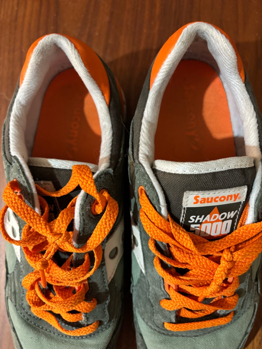 Saucony men’s Green Suede and Mesh Sneakers with Orange Laces - Picture 2 of 4